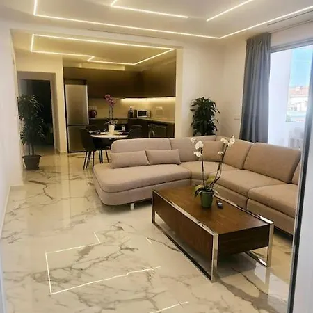 Deluxe Apartment *
